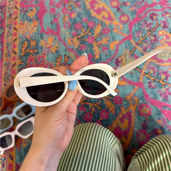 (LOT OF 4) Colorful Sunglasses - Picture 5 of 5